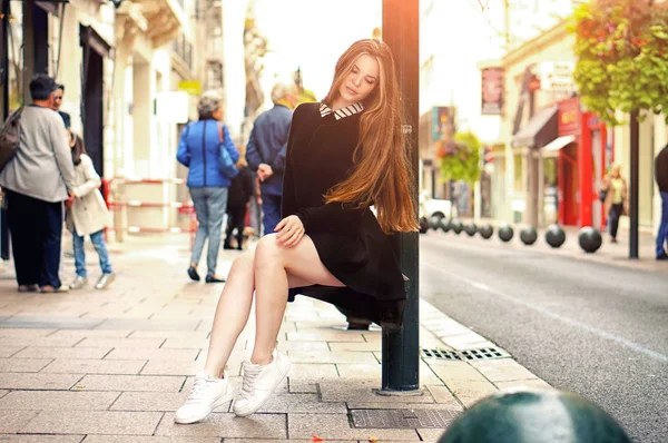 Joven chica caucásica bastante de moda posando en la ciudad de Europa — Foto de Stock