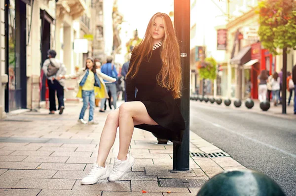 Joven chica caucásica bastante de moda posando en la ciudad de Europa — Foto de Stock