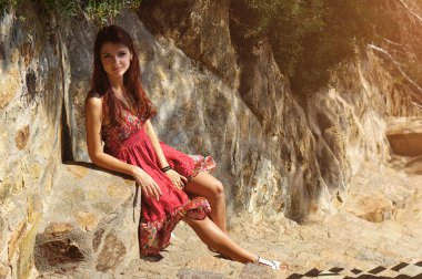 Sıcak yaz portraite içinde kırmızı romantik seksi kadın