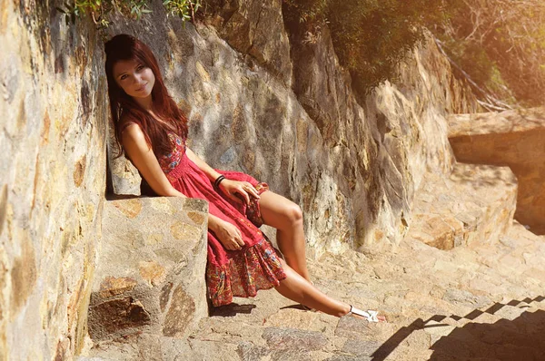 Retrato de verão quente de mulher sexy romântica em vestido vermelho — Fotografia de Stock
