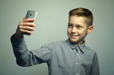 Selfie smartphone alarak şık saç kesimi ile ciddi genci