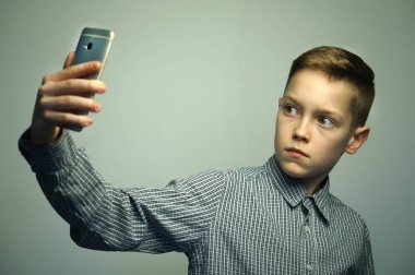 Selfie smartphone alarak şık saç kesimi ile ciddi genci