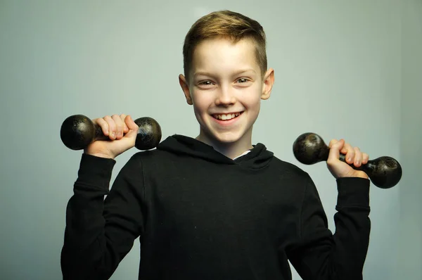 ダンベルとスタイリッシュな散髪、スタジオ ショット 10 代スポーツ少年 — ストック写真