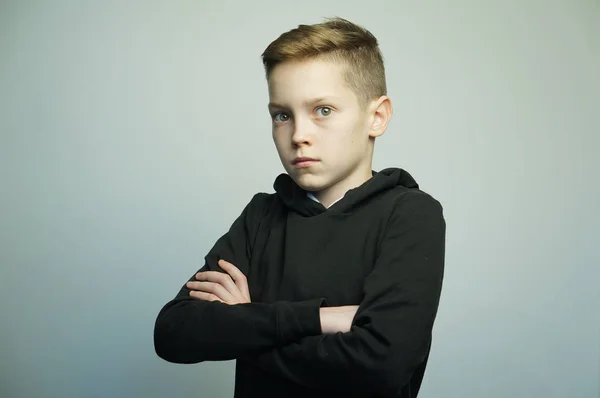 スタイリッシュな散髪、スタジオ撮影を持つ 10 代の不良少年 — ストック写真