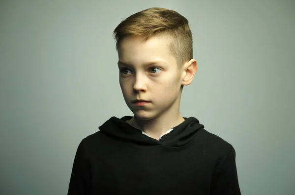 Şık saç kesimi, atış studio ile genç kötü çocuk — Stok fotoğraf
