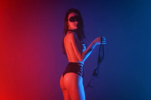 Modelo em lingerie preta sedutora com holofotes coloridos de néon claro — Fotografia de Stock
