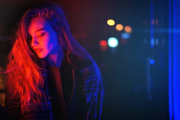 Sexy junge Frau posiert über Nacht Stadt dramatischen Neon-Hintergrund — Stockfoto