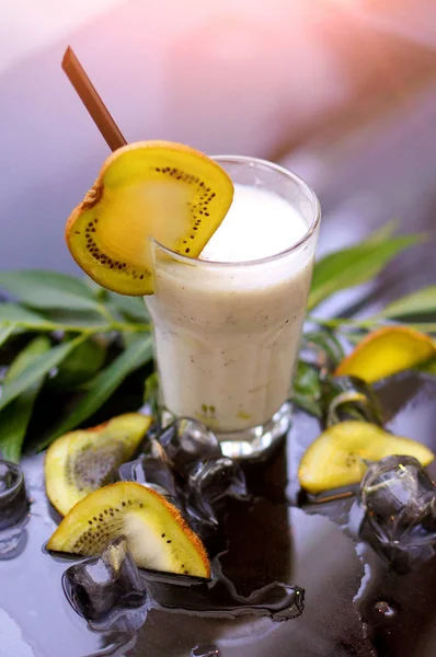 Batido de leite de chocolate de frutas com kiwi de hortelã fresco e gelo — Fotografia de Stock