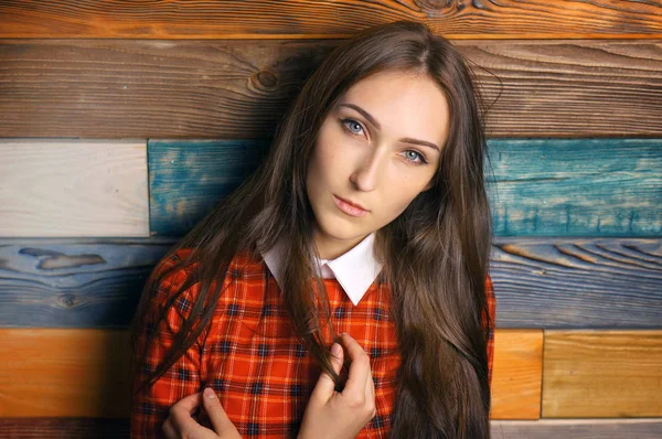 Estudiante en vestido rojo sobre fondo de pared de madera de colores — Foto de Stock