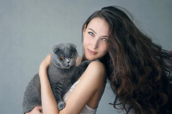 Hermosa chica morena en ropa interior con gato descansando en casa — Foto de Stock