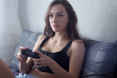 Yatakta kadına, play video oyunları televizyona bak.