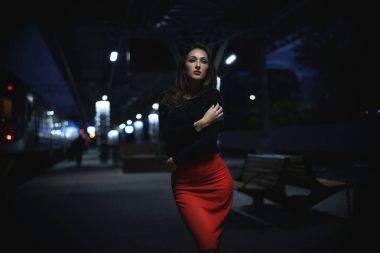 Tren Garı akşam itibariyle bekliyorsun zarif kadın Gezgin 