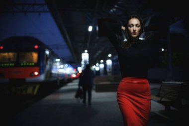 Tren Garı akşam itibariyle bekliyorsun zarif kadın Gezgin 