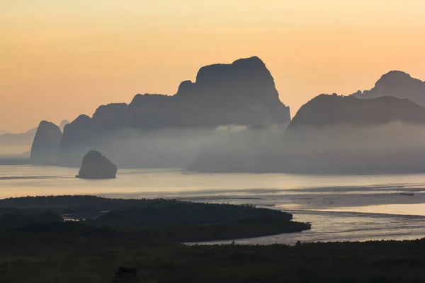 dağ ve mangrov ormanın Phang Nga, üzerinde alacakaranlık gökyüzü 