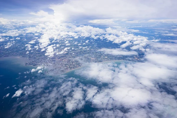 Vista de pájaro de la costa con hermoso cielo nublado —  Fotos de Stock