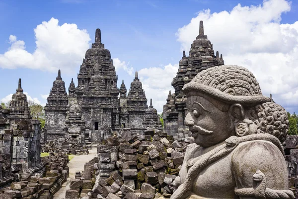 Sewu Tapınağı ile bulutlu gökyüzü arka plan