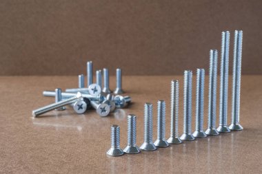 soba cıvata veya vida kahverengi zemin üzerine