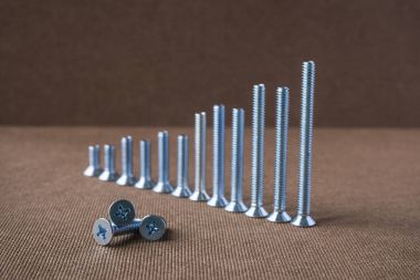 soba cıvata veya vida kahverengi zemin üzerine