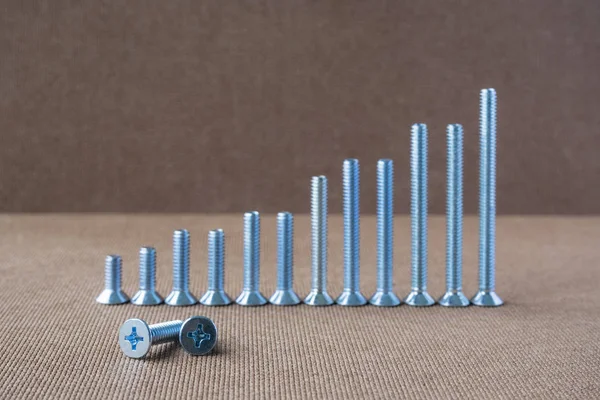 soba cıvata veya vida kahverengi zemin üzerine