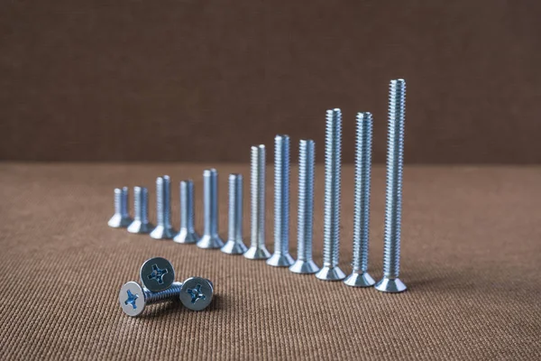 soba cıvata veya vida kahverengi zemin üzerine