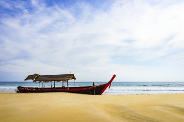 kumlu sahilde güzel gökyüzü arka plan tur tekne