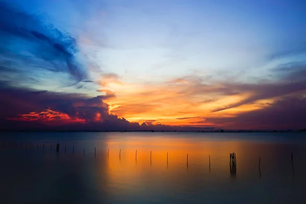 Hermoso cielo crepuscular sobre el mar, sur de Tailandia — Foto de Stock
