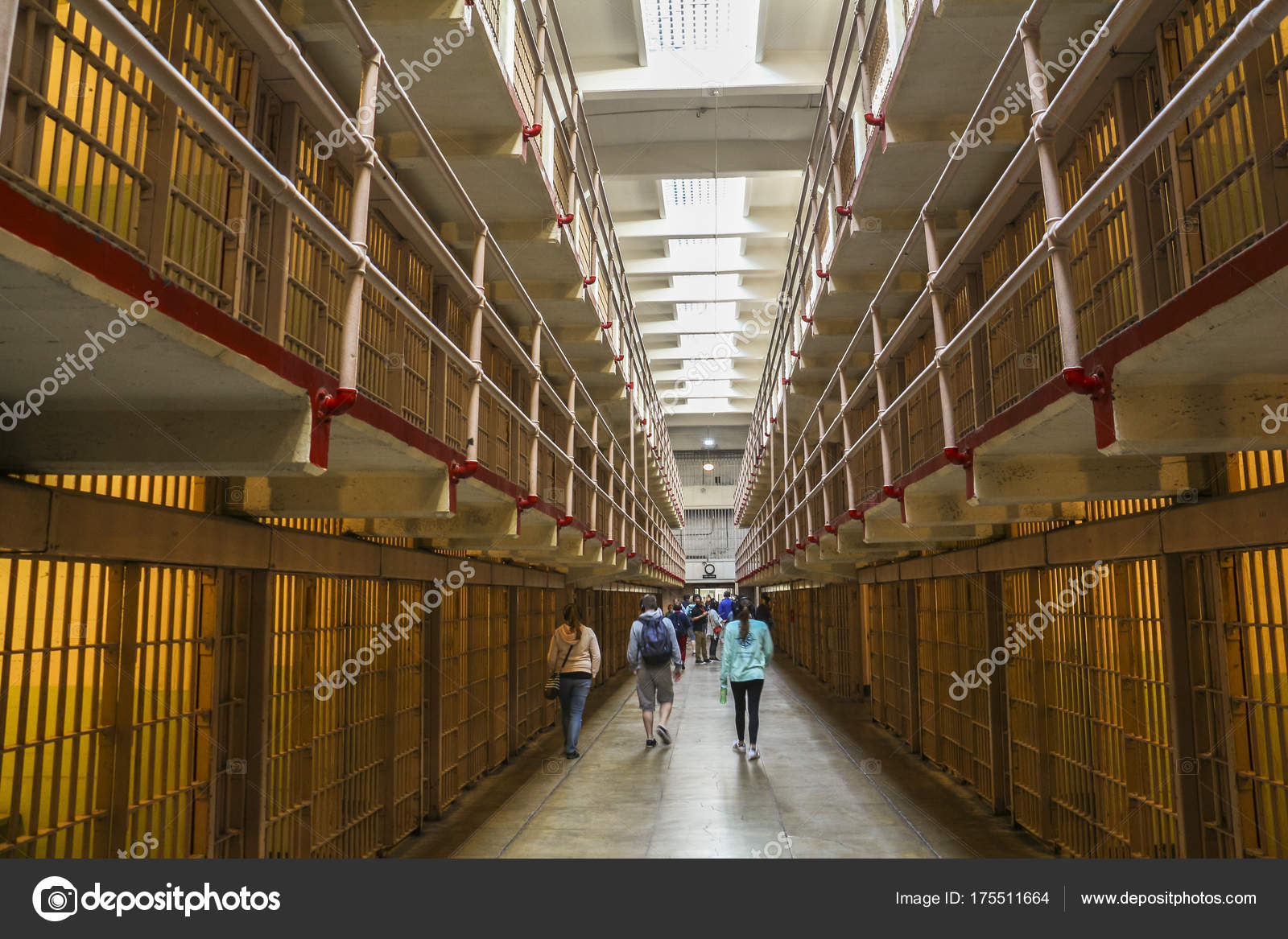 Wewnątrz więzienia Alcatraz, San Francisco — Zdjęcie ...