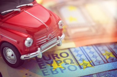 Euro banknot üzerinde kırmızı bir araba