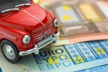 Euro banknot üzerinde kırmızı bir araba