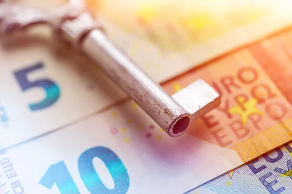 Billetes en euros y clave — Foto de Stock