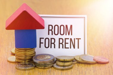 Kiralık Oda ahşap bir ev bloklar ile bir beyaz kağıt üzerine sözler 