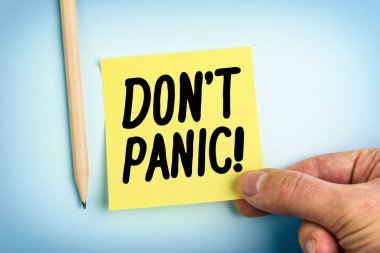 Kelimelerle sarı kağıt Not tutan el panik yapmayın