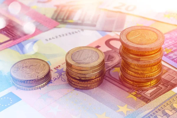 Gráfico de monedas en billetes en euros — Foto de Stock