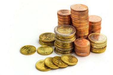 Euro para yığınları beyaz arka plan üzerinde