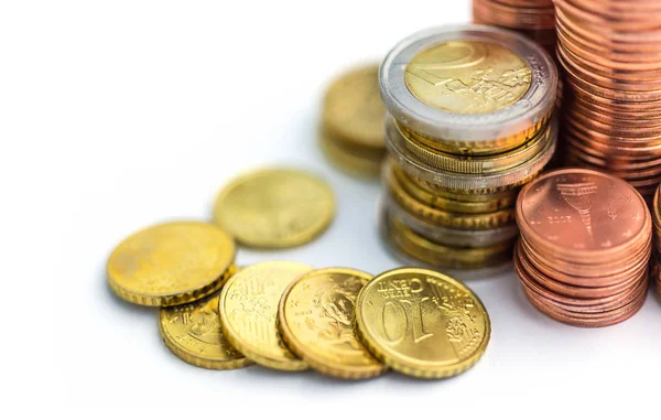 Euro para yığınları beyaz arka plan üzerinde