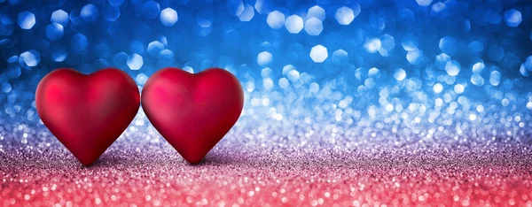Valentýnské kartu - lesklé dvě srdce na modré a červené pozadí — Stock fotografie