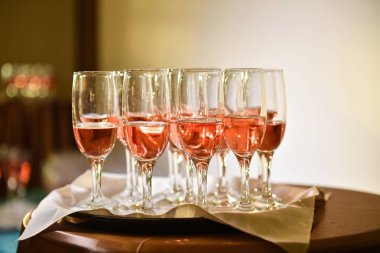 Champage flüt, bir düğün