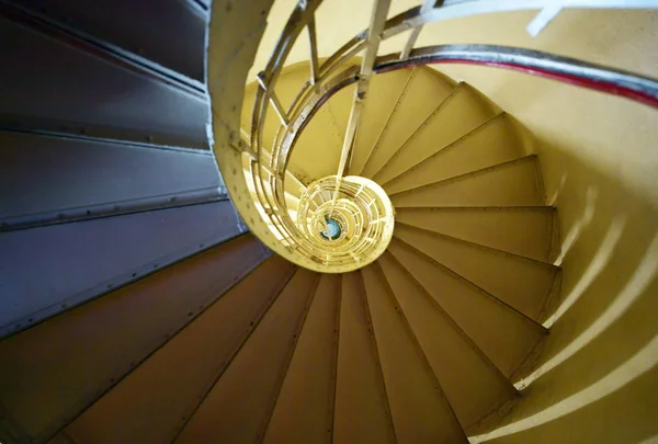 Красивая винтовая лестница — стоковое фото