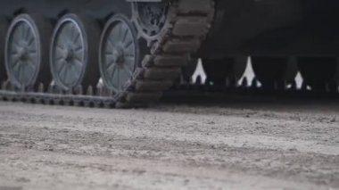 Zırhlı bir savaş aracının hareket halindeki tırtıl izleri. 