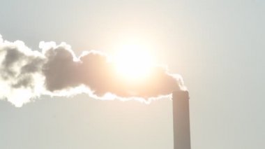 Isıtma tesisinin endüstriyel bacasından sıcak buhar geliyor