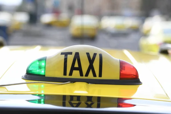 Taxischild Mit Roter Und Grüner Ampel Dach — Stockfoto