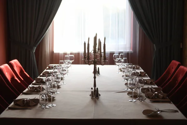 Elegante Mesa Para Cena Con Cortinas Oscuras Como Fondo — Foto de Stock