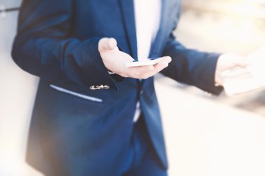 İş adamı elinde telefonla.