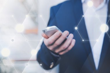 Kablosuz bağlantı. Elinde telefon ile işadamı.