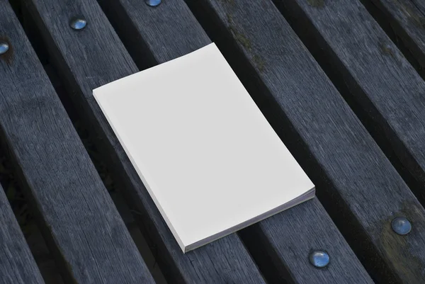 Mock-up dergi ve kataloglar bankta.