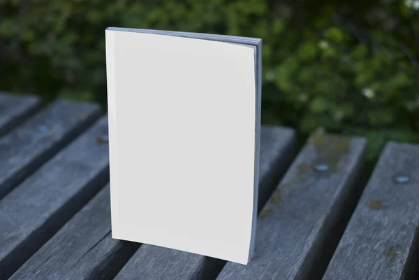 Mock-up dergi ve kataloglar bankta.