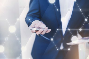 Kablosuz bağlantı. Elinde telefon ile işadamı.