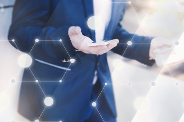 Kablosuz bağlantı. Elinde telefon ile işadamı.