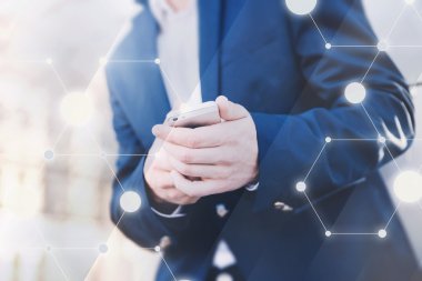 Kablosuz bağlantı. Elinde telefon ile işadamı.