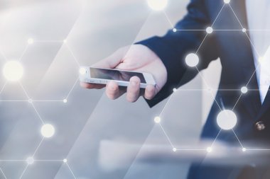 Kablosuz bağlantı. Elinde telefon ile işadamı.